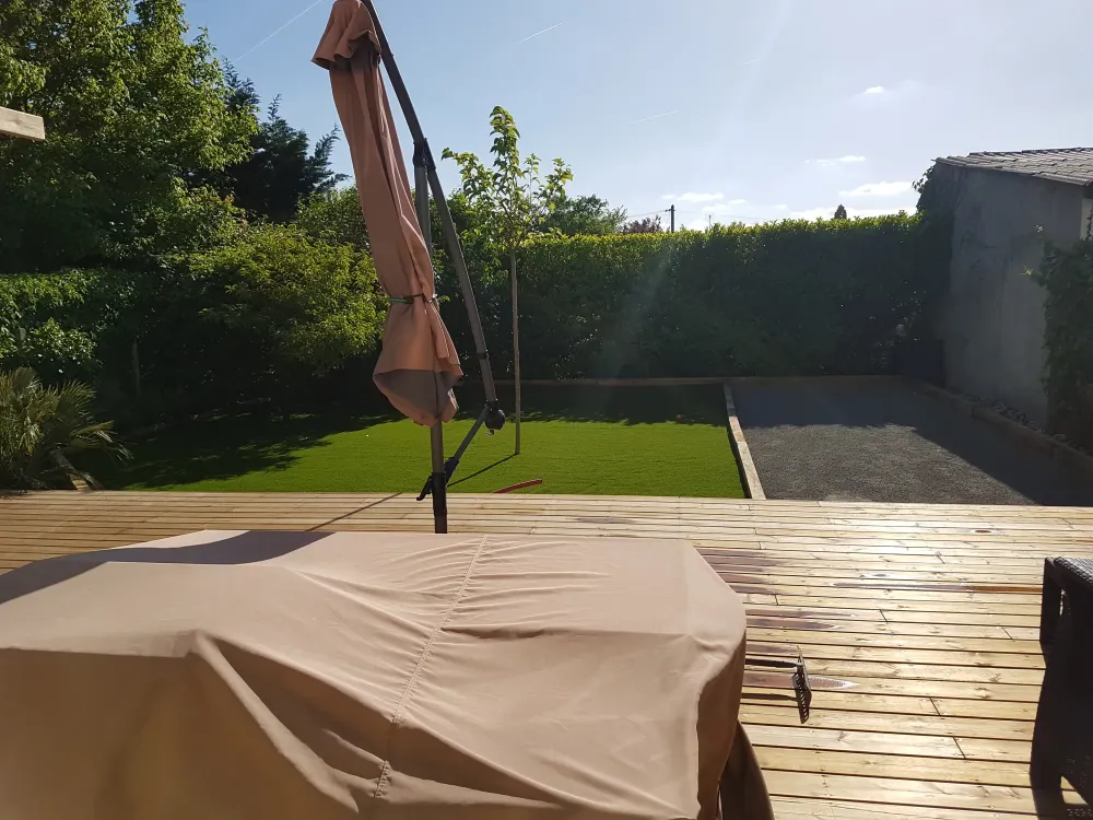 creation terrasse bois en pin US, cloture bois, plantation, gazon synthetique, terrain de boule, pergola apres 1